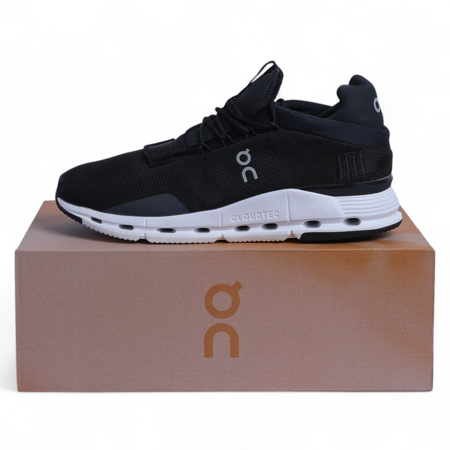 On Running Cloudnova QC-26 - in Black×white