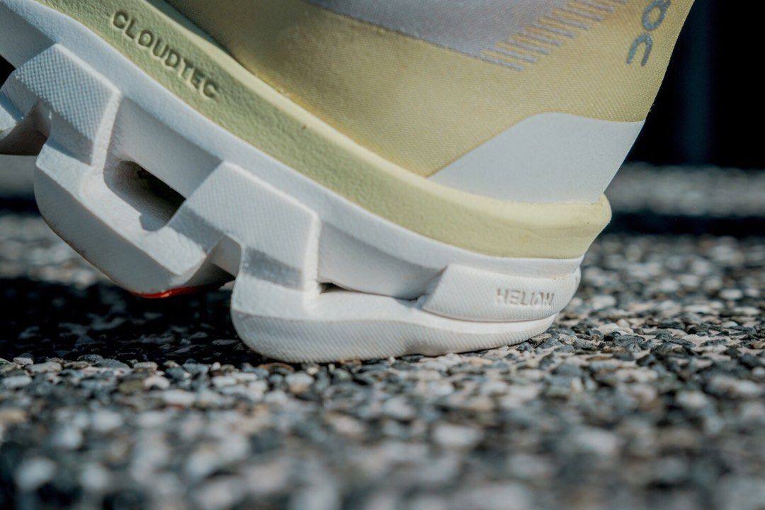 On Running Cloudflow 4 QC-30 - in White×yellow
