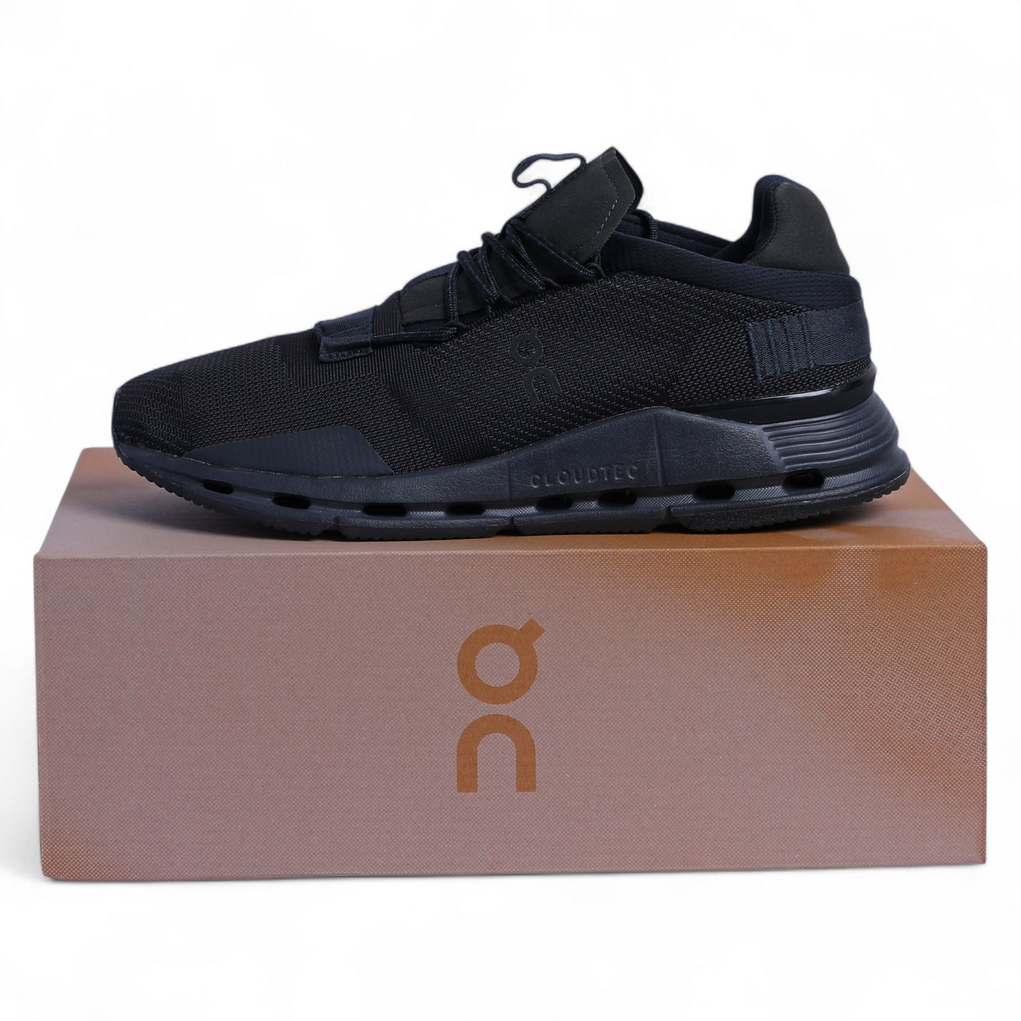 On Running Cloudnova QC-38 - in Black×navy